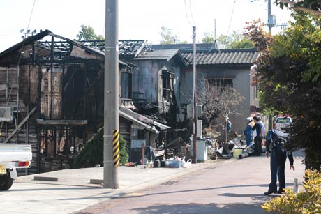 燕市南一丁目の大火の現場で検分