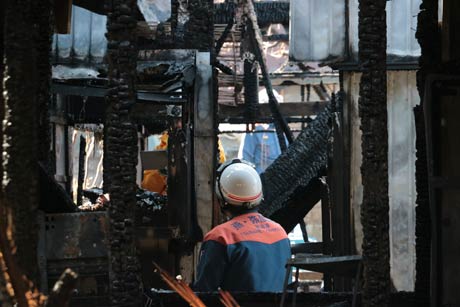  燕市南一丁目の大火の現場で検分