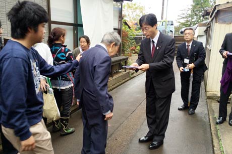 被災者に災害見舞金や弔慰金を手渡す鈴木市長