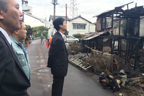 火災現場を見る鈴木市長