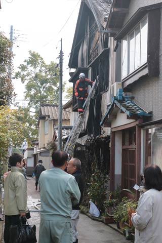 再び煙がくすぶって消火作業