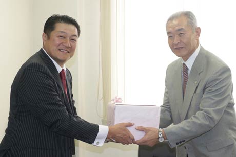 第四銀行から「つばくろの里」へのチューリップの球根100個の寄付を燕支店の高橋支店長(左)からつばめ福祉会の吉田理事長に手渡す
