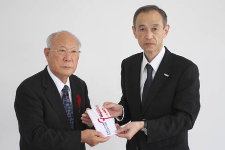 蒲原ガスの遠藤取締役営業部長(右)から燕市社協の青柳会長にチャリティーに寄せられた善意15万円余りを手渡す