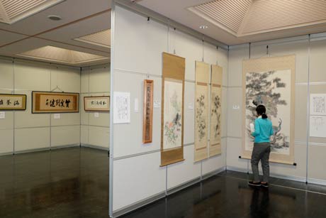諸橋轍次記念館で開かれている「諸橋轍次・嵐陰・巻梧石　親子三代作品展」