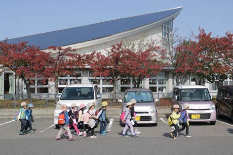 2時間近くかけて燕市交通公園まで歩いた園児