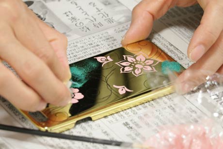 参加者がスマホケースに描いた蒔絵