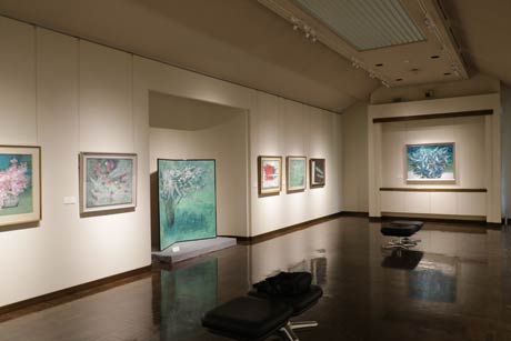 弥彦の丘美術館で開かれている「菊地美秋　日本画展－花のいのち　輝くとき－」