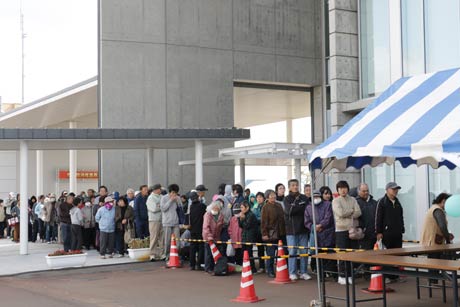 無料サービスにはどれも行列