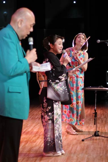＝燕市PR大使ふるさとコンサートで共演する左からカンさん、上杉さん、本宮さん