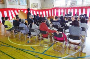 三条小学校で開かれた2回目の「三条小・裏館小学校の統廃合に関する説明会」に23人が出席