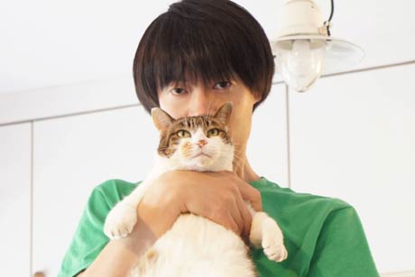 ライブ＆ドローイングを行うシンガー山田稔明さん