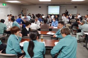 ハンズワタベが「現場力」勉強会、パートナー業者と社員100人が現場マナーと顧客満足を学ぶ