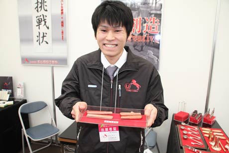 船山理研工業所が強化木の研磨の試作品を展示