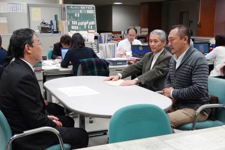  三条市教委の笹川教育課長に長谷川正二教育長あての「三条小・裏館小学校の統廃合」に関する公開質問状を託す「新しい三条小学校地区を考える会」の石崎代表と原田PTA会長