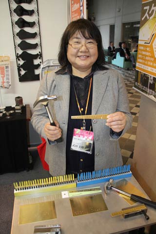 定規の刻印が体験できる株式会社武田金型製作所のブース