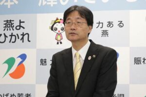 定例会見を行う鈴木燕市市長