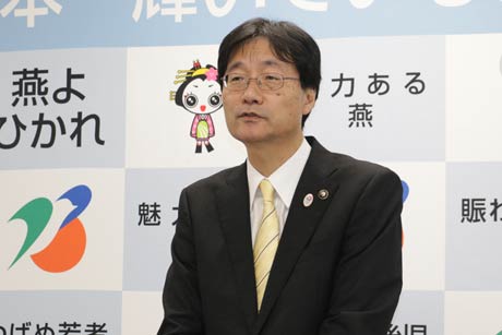 定例会見を行う鈴木燕市市長