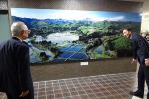 三条市役所ロビーに設置された金子武雄さんが寄付した天野さんの作品「山紫水明の里」