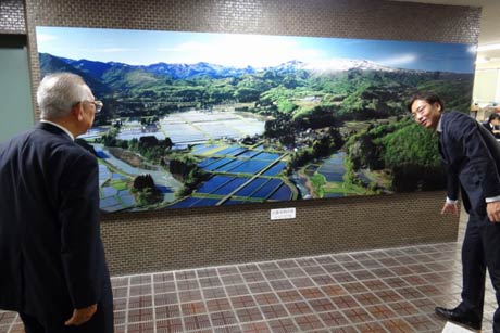 三条市役所ロビーに設置された金子武雄さんが寄付した天野さんの作品「山紫水明の里」