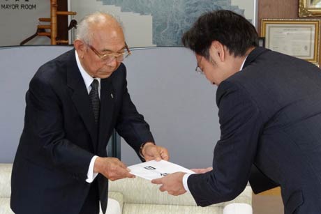 国定市長(右)に目録を手渡す金子さん