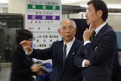 作品を前に国定市長と話す金子さん