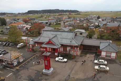  解体したら見られなくなる5階から弥彦駅を見下ろす眺望