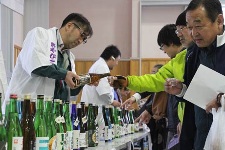 31日始まった弥彦博覧会の県内酒蔵大集合