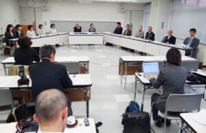 記者会見する加茂市の小池清彦市長と市内11の保育園長