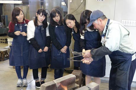  大妻女子大学の宮田ゼミ生9人が三条市の魅力体験ツアー
