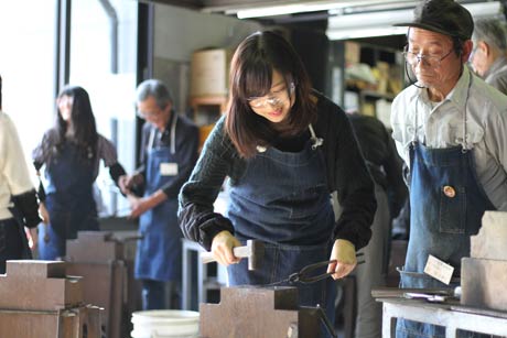 三条鍛冶道場で五寸釘からペーパーナイフを作る