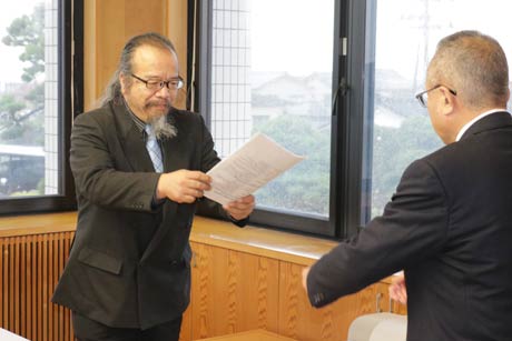 小林村長(右)に弥彦村人口ビジョン・総合戦略を提出する弥彦村総合戦略策定委員会委員長の新大大学院・田中教授