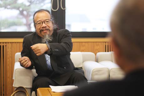 小林村長に思いを話す田中教授