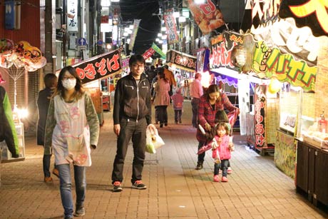 三条別院のお取り越し報恩講にあわせて本寺小路で開かれている臨時市