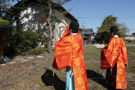 左の白い建物が土蔵