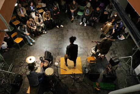 三条ものづくり学校で行われたConguero Tres Hoofersのライブ