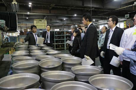 フジノスの鍋の製造工程を順に見学