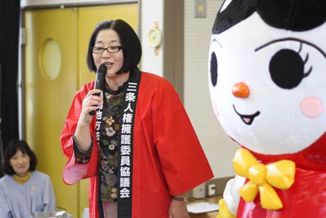 人権イメージキャラクターの人KENあゆみちゃんを園児に紹介する星野さん