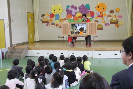 大型紙芝居を披露
