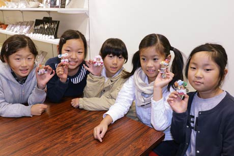 完成したコルク人形を手に参加した小学生