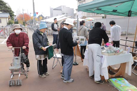  地域おこし協力隊の出店に足を止める買い物客 