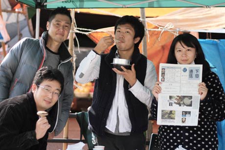  二・七の定期市に出店した地域おこし協力隊、後列左から会津さん、大滝さん、籾山さん