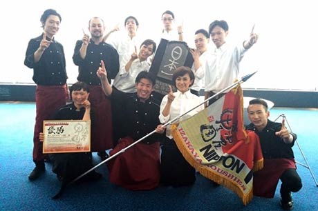 第10回居酒屋甲子園全国大会で優勝し、記念写真を撮る「燕三条イタリアン Bit」のスタッフ（「【燕三条イタリアンBit】秋山の武士道ブログ」より）