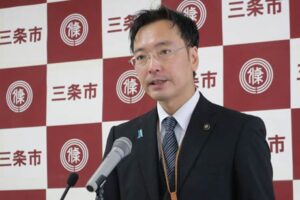 記者会見する国定三条市長