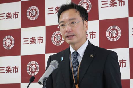 記者会見する国定三条市長