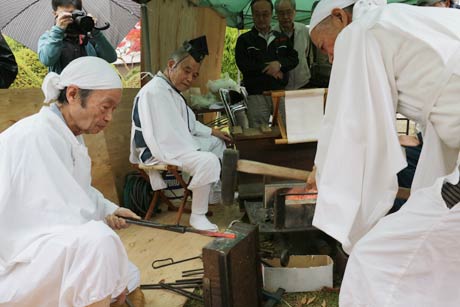 越後三条鍛冶集団が古式にのっとって鍛冶実演