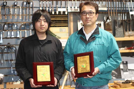 第9回製品安全対策優良企業表彰で3回目の経済産業大臣賞に決まり製品安全対策ゴールド企業マークを授与されることになった相田合同工場の相田聡社長(右)とその右腕となって取り組んだ製品安全プロジェクトリーダーの高橋優佑さん