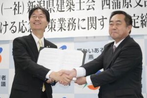 燕市と一般社団法人新潟建築士会西蒲原支部が災害時における応急対策業務に関する協定を締結、握手する鈴木市長(左)と青山支部長