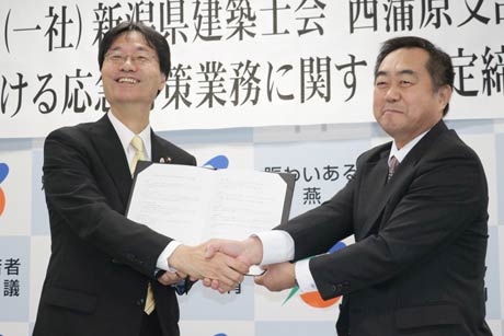 燕市と一般社団法人新潟建築士会西蒲原支部が災害時における応急対策業務に関する協定を締結、握手する鈴木市長(左)と青山支部長