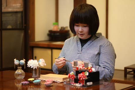 「錫千代」のブランドで創作かんざしを作る田口千代子さん