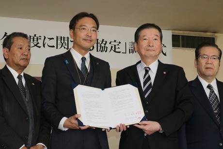 協定書を手に国定三条市長(左)と新潟県宅地建物取引業協会の小林会長